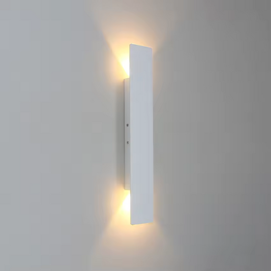 Geef je buitenruimte een stijlvolle upgrade met de Lumio Weerbestendige Aluminium Wandlamp