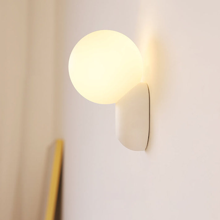 Moderne Wandlamp van Hars en Glas in Scandinavisch Design