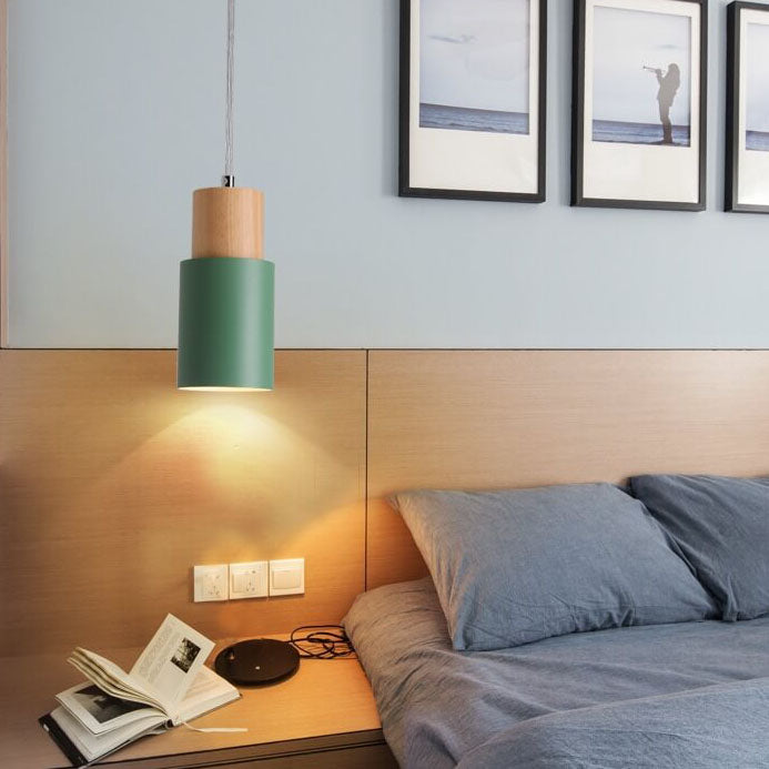Moderne Hanglamp van Metaal en Hout met Kleurrijk Design
