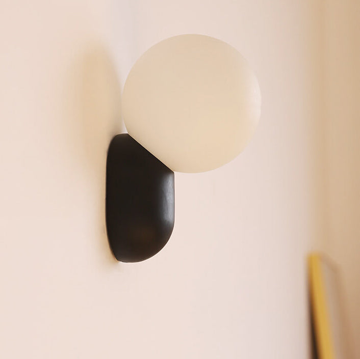 Moderne Wandlamp van Hars en Glas in Scandinavisch Design