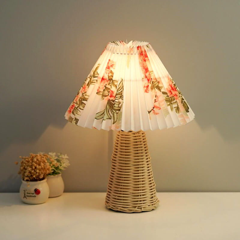 Moderne Beige Rattan Tafellamp met Stoffen Kap – Voor Slaapkamer, Woonkamer of Bureau