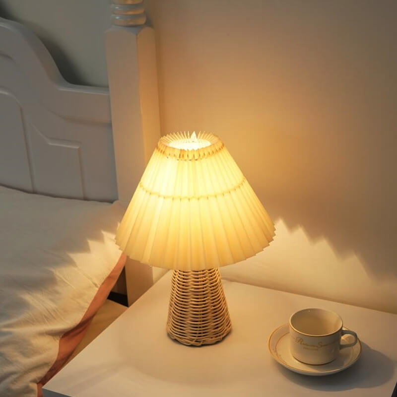 Moderne Beige Rattan Tafellamp met Stoffen Kap – Voor Slaapkamer, Woonkamer of Bureau