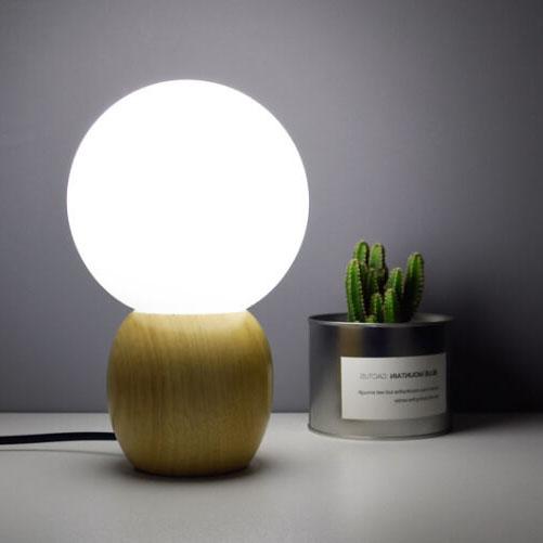 Moderne Houten Tafellamp met Glazen Kap in Scandinavisch Design