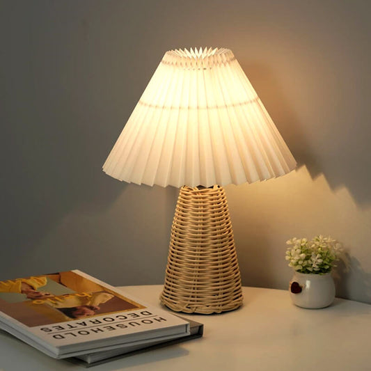 Moderne Beige Rattan Tafellamp met Stoffen Kap – Voor Slaapkamer, Woonkamer of Bureau