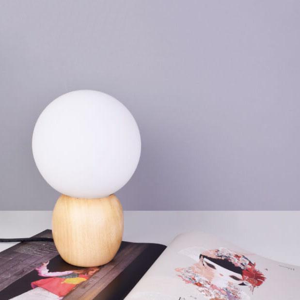 Moderne Houten Tafellamp met Glazen Kap in Scandinavisch Design