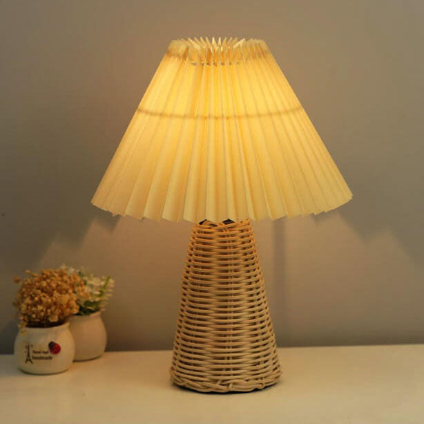 Moderne Beige Rattan Tafellamp met Stoffen Kap – Voor Slaapkamer, Woonkamer of Bureau
