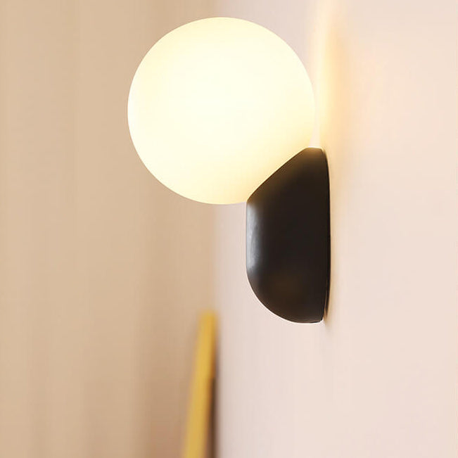 Moderne Wandlamp van Hars en Glas in Scandinavisch Design