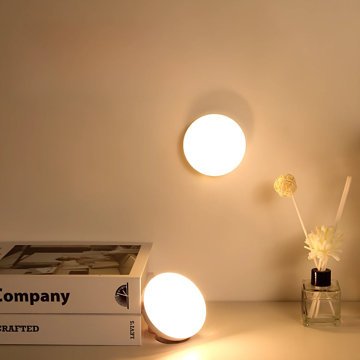 Lumio - Minimalistische Japandi wandlamp met 360° rotatie