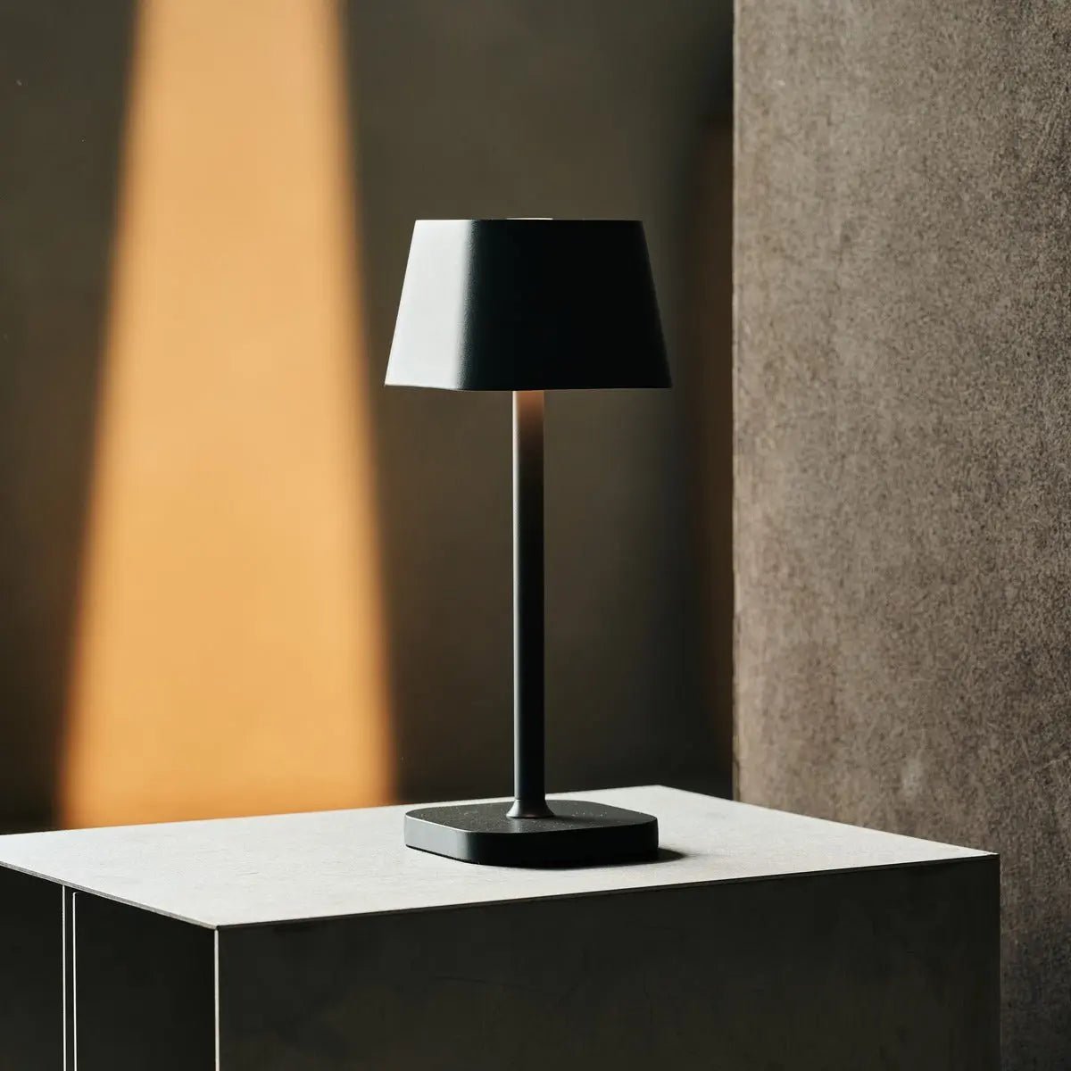 Lumio - Stone draadloze metalen tafellamp met 3 lichtstanden