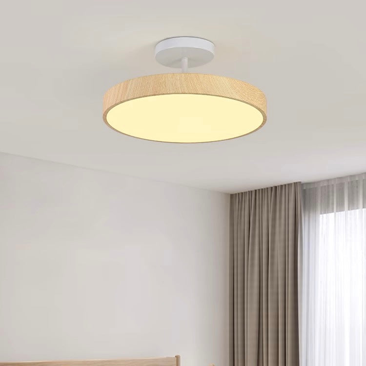 Fjell – Scandinavische Plafondlamp met Houtlook & Goudkleurig Montuur