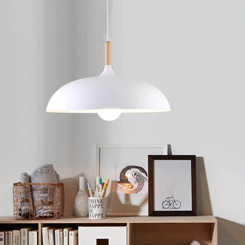 Kleurrijke Metalen Hanglamp met Houten Accent – Twee Maten