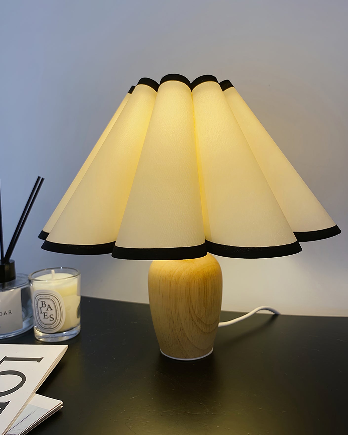 Lumio – Vintage Tafellamp met Houten Voet en Geribbelde Kap