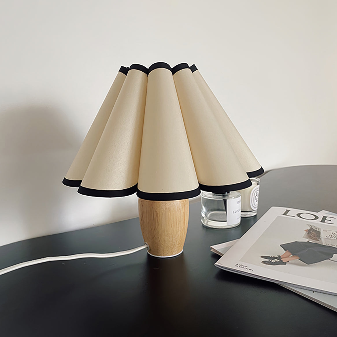 Lumio – Vintage Tafellamp met Houten Voet en Geribbelde Kap