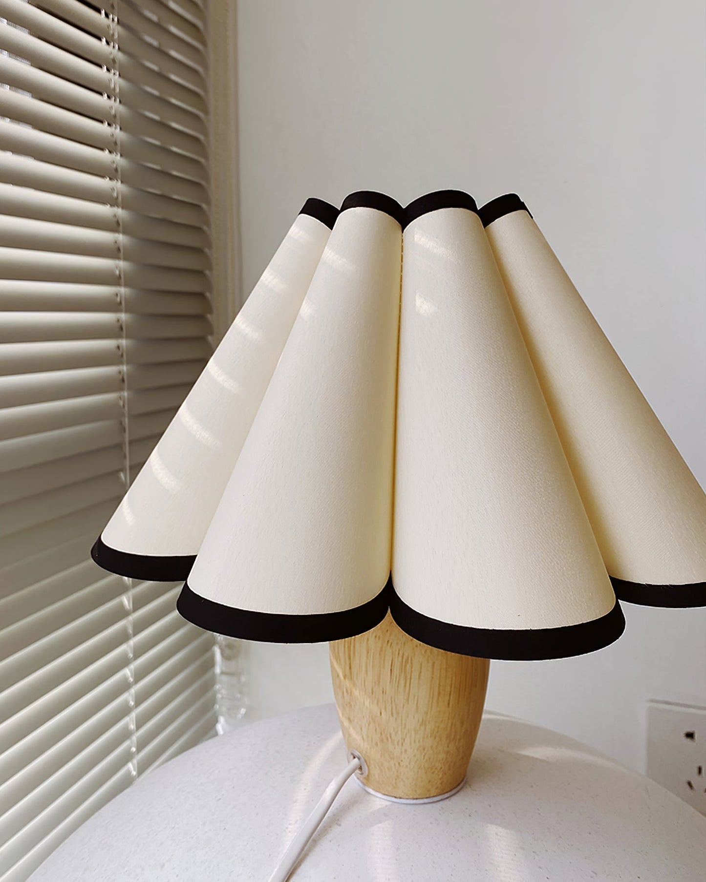 Lumio – Vintage Tafellamp met Houten Voet en Geribbelde Kap