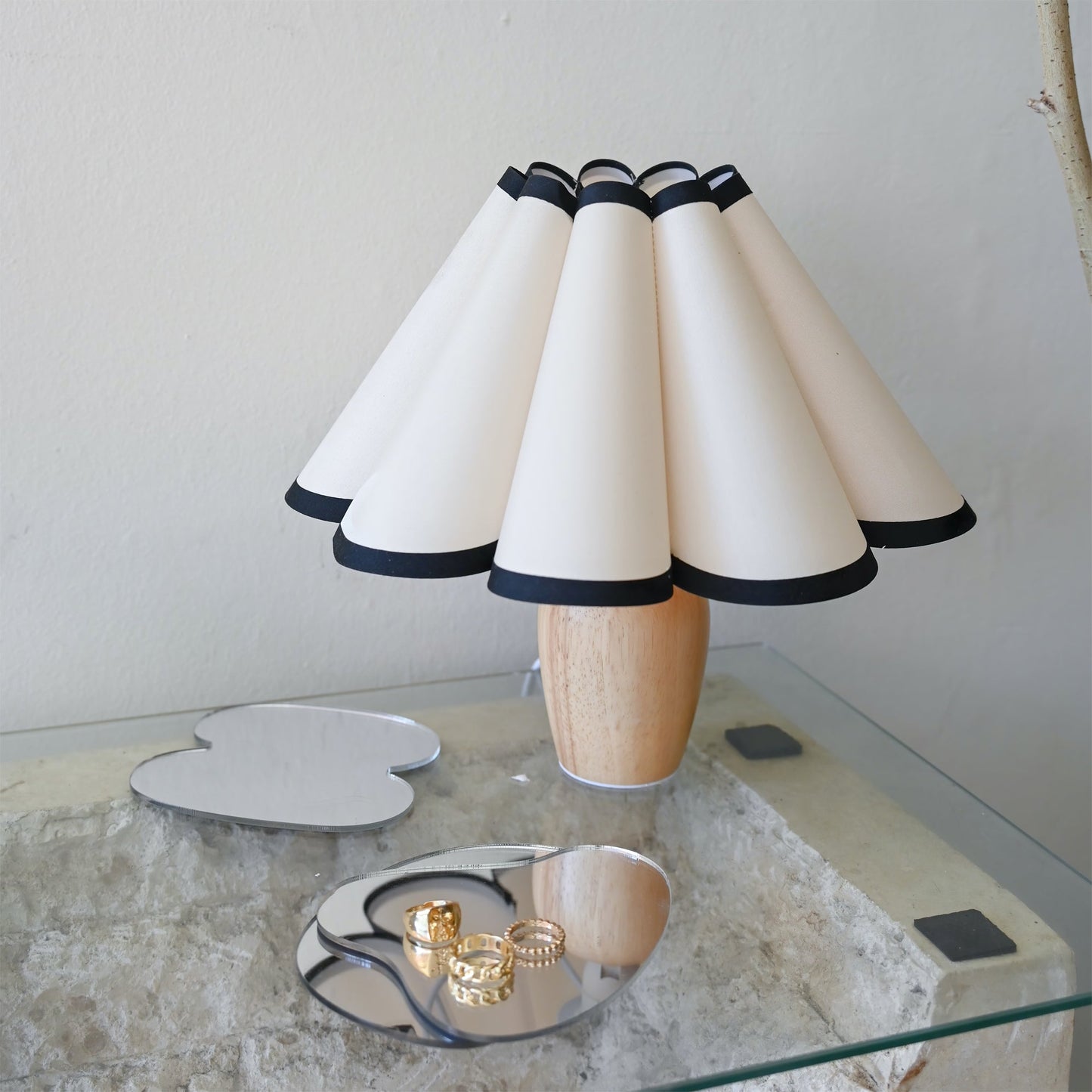 Lumio – Vintage Tafellamp met Houten Voet en Geribbelde Kap