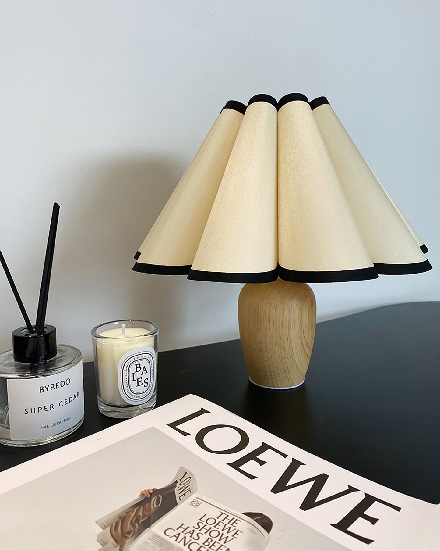 Lumio – Vintage Tafellamp met Houten Voet en Geribbelde Kap