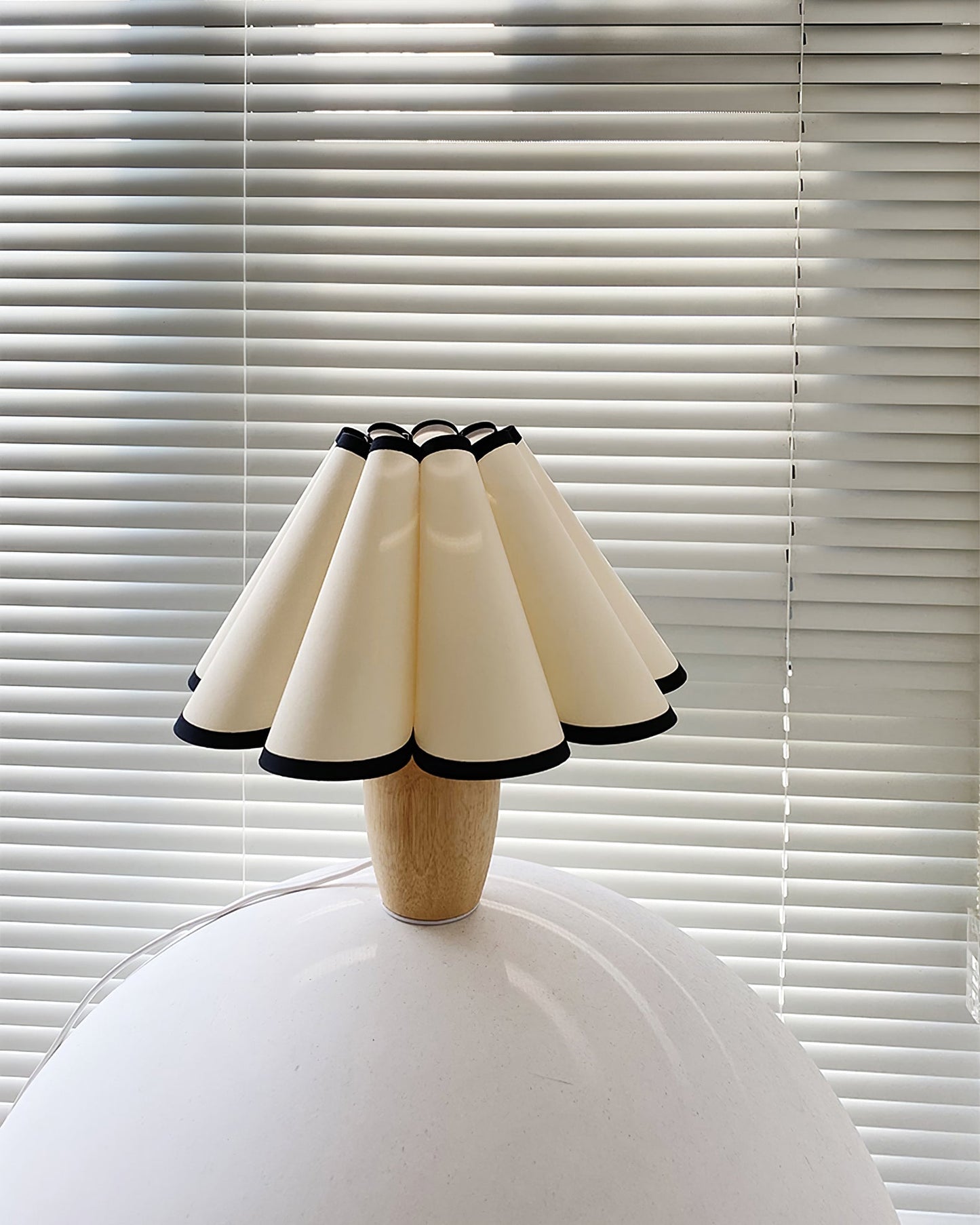 Lumio – Vintage Tafellamp met Houten Voet en Geribbelde Kap