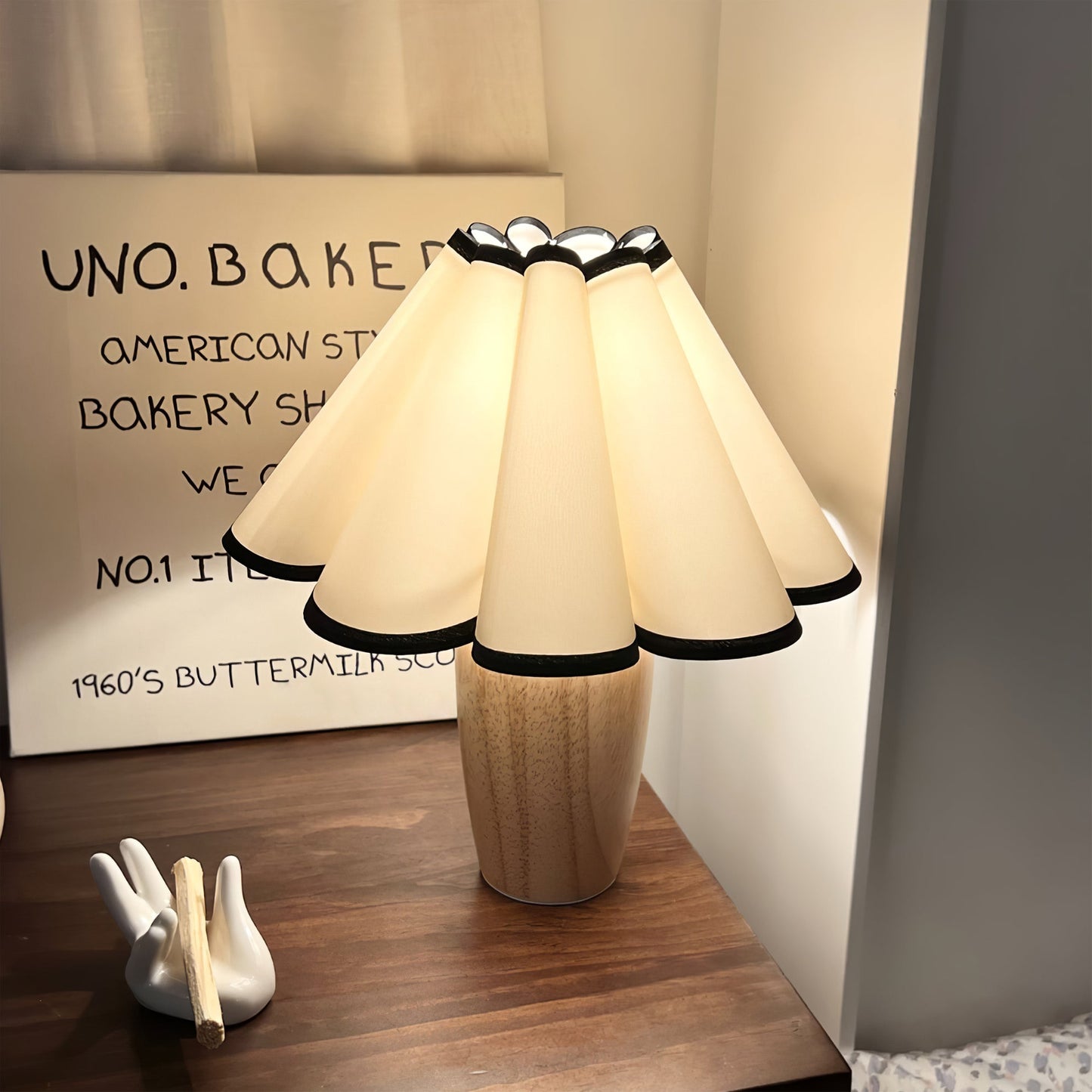 Lumio – Vintage Tafellamp met Houten Voet en Geribbelde Kap