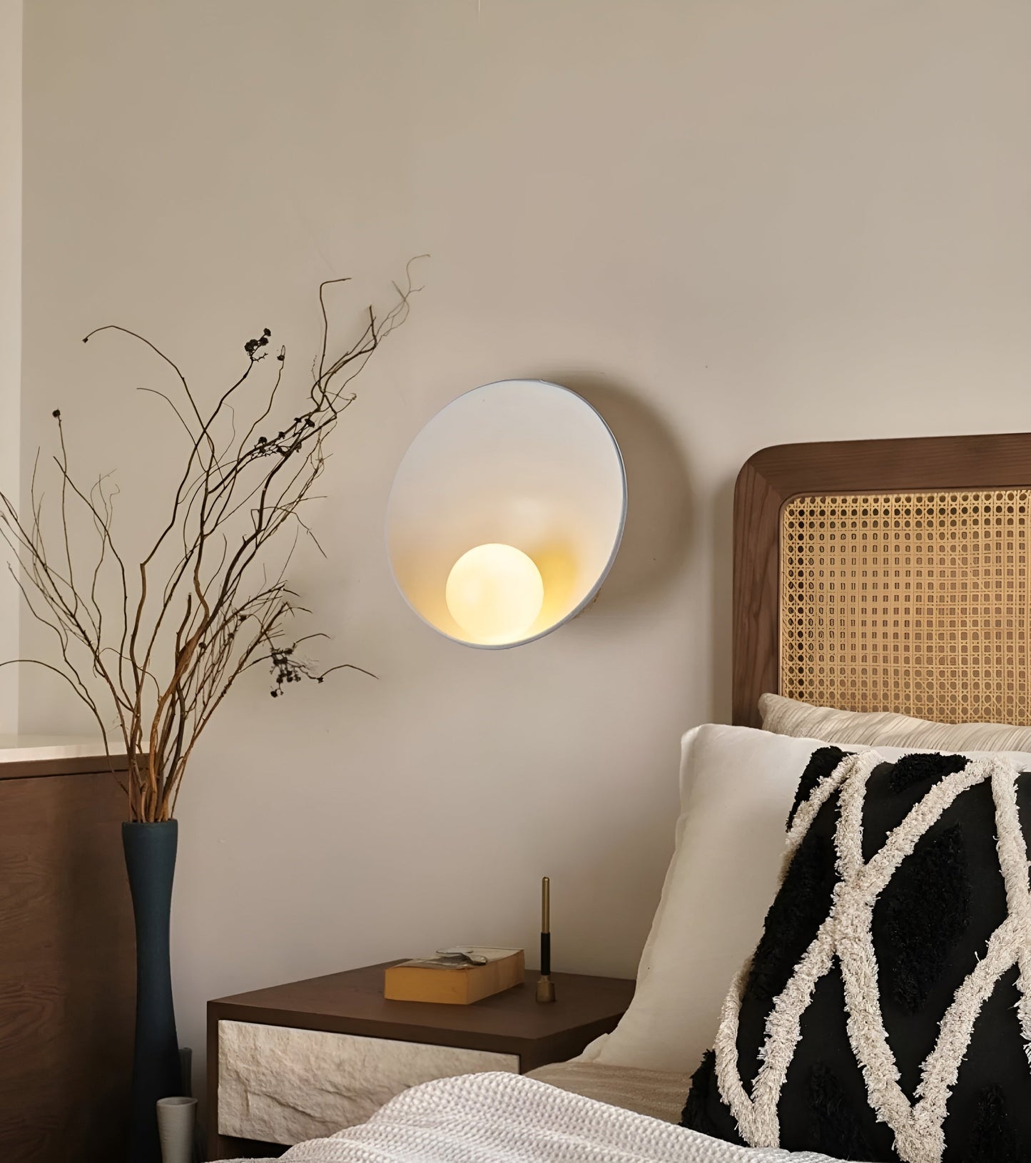 Lumio - Japandi wandlamp met melkglazen kap en houten details