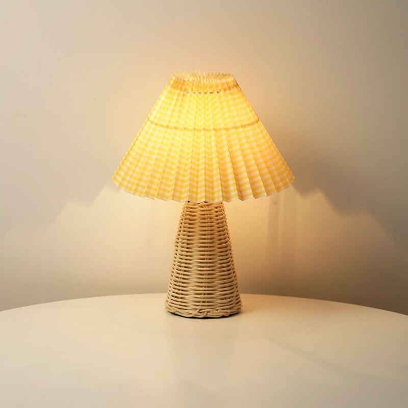 Moderne Beige Rattan Tafellamp met Stoffen Kap – Voor Slaapkamer, Woonkamer of Bureau