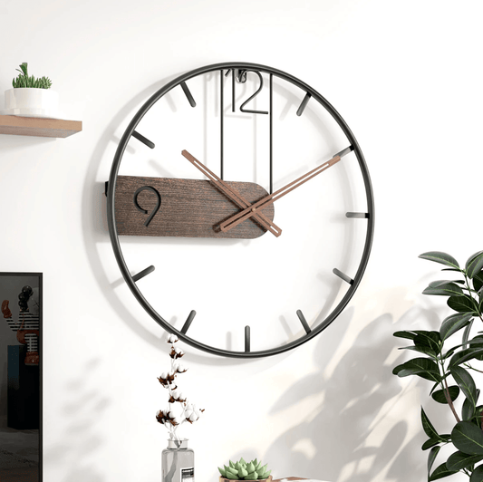 Grote Industriële Wandklok met Walnoothouten Wijzers – 40 cm