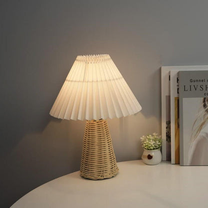 Moderne Beige Rattan Tafellamp met Stoffen Kap – Voor Slaapkamer, Woonkamer of Bureau