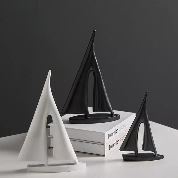 Maritieme Zeilboot Sculptuur – Tijdloze Rust & Elegante Stijl