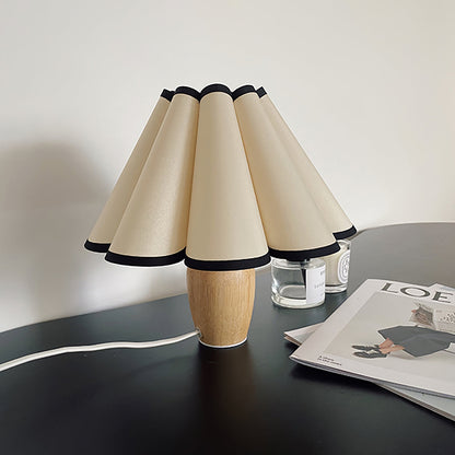 Lumio – Vintage Tafellamp met Houten Voet en Geribbelde Kap