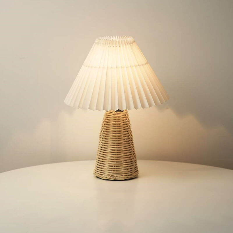 Moderne Beige Rattan Tafellamp met Stoffen Kap – Voor Slaapkamer, Woonkamer of Bureau