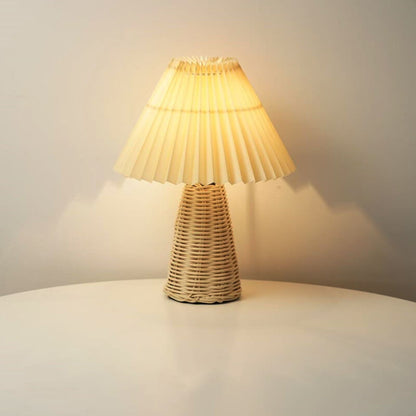 Moderne Beige Rattan Tafellamp met Stoffen Kap – Voor Slaapkamer, Woonkamer of Bureau